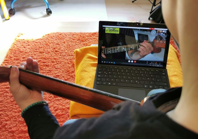 Schüler mit Gitarre